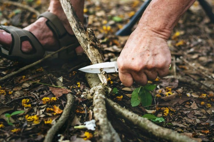 Camping en pleine nature : l’utilité d’un couteau !